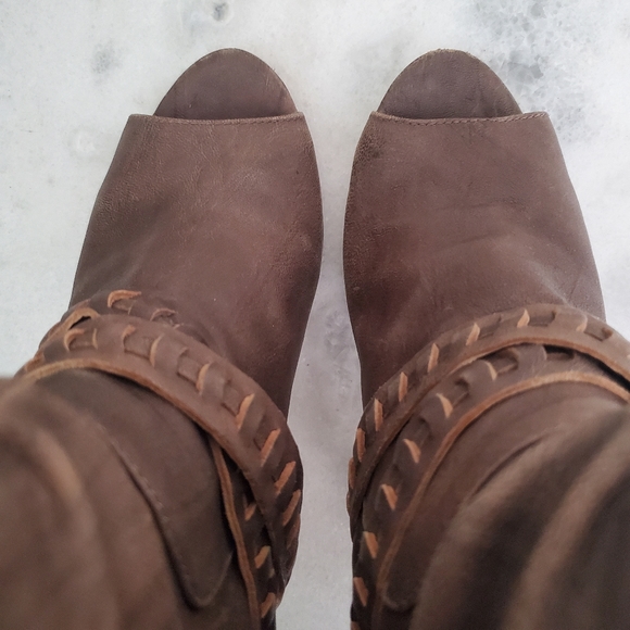 GUESS Boho Grey Leather Strappy Peep Toe Ankle Booties Women's Shoes Size 8.5 - Picture 12 of 15